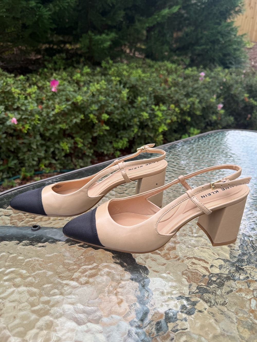 Anne Klein Size 8.5 Two-Tone Beige and Black Slingback Block Heel Pumps - Picture 4 of 6